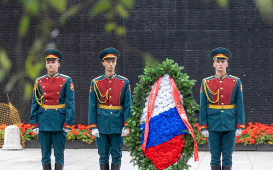 Возложили венки на  Монументе Славы