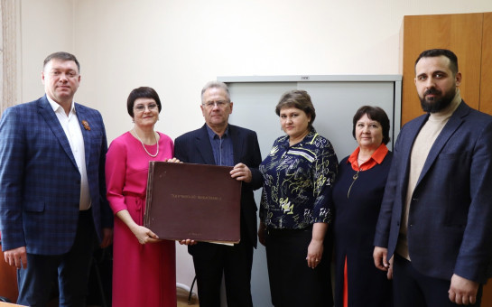 Уникальный фотоальбом по истории пенькозавода пополнил Тогучинский архив 